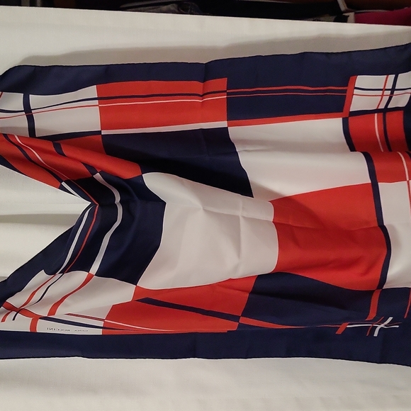 Gina Ruccini Scarf - Picture 5 of 5